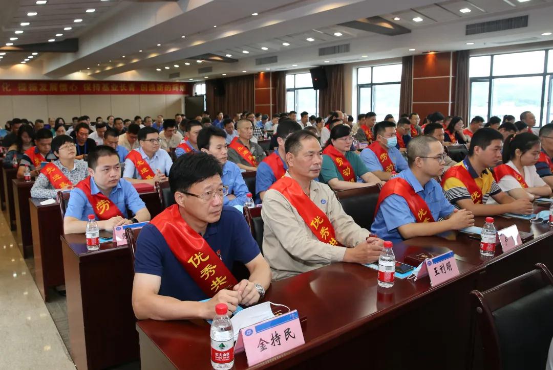 太阳成集团tyc122cc举行庆祝建党99周年、  建厂70周年暨先进表彰大会(图3)